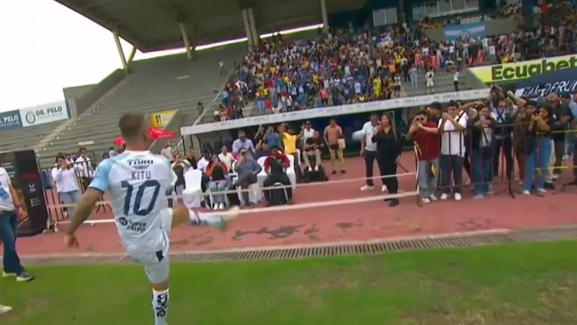 VIDEO Incredibil! Fotbalistul era să facă KO un fan la prezentarea oficială